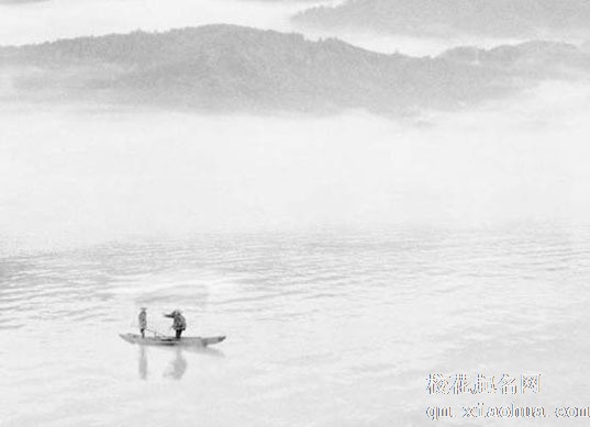 入户门正对沙发隔断图 玄关摆放鱼缸可聚气生财