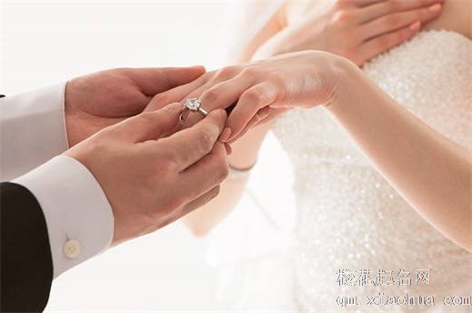 给新娘叠被子 叠被铺床寓意百年好合