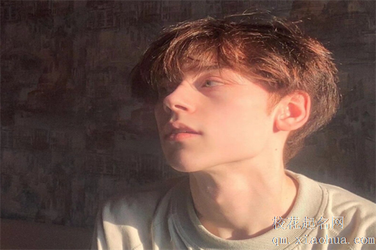 把衣服搭配得很漂亮的星座女