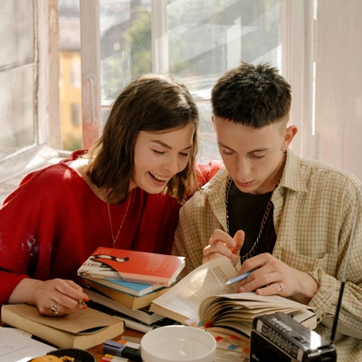 12星座看似暧昧却仅限友情的关系！