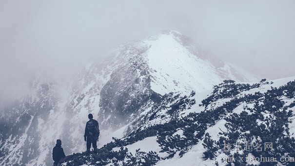 梦见下雨和朋友一起爬山