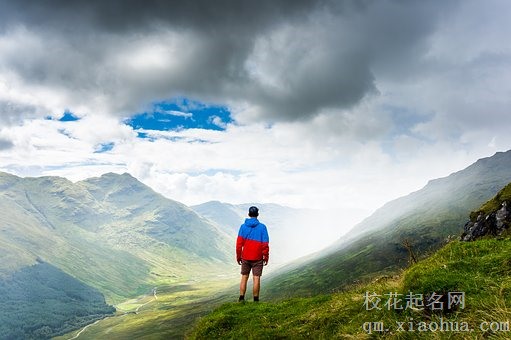 梦见爬山看到很多水