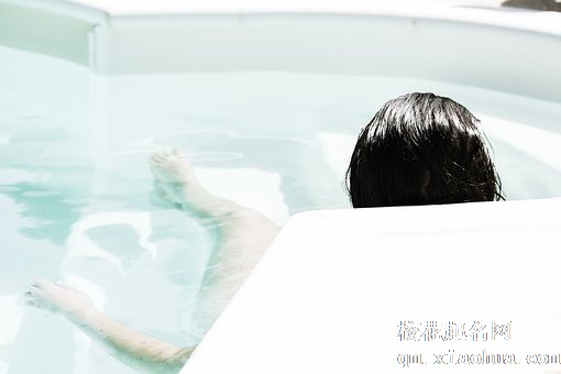 梦见洗澡被女人看见好吗