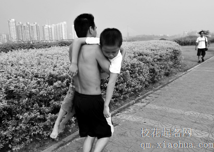 梦见抱小男孩
