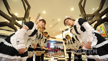 梦见女仆 女服务员