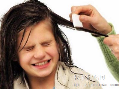 梦见别人给我梳头周公解梦，梦见别人给我梳头是什么意思？