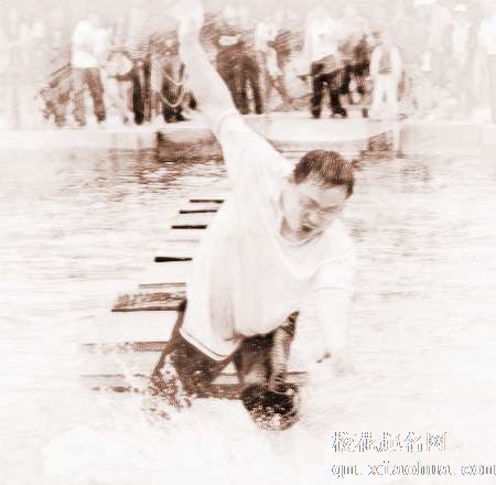 梦见掉在水里　周公解梦之梦到掉在水里
