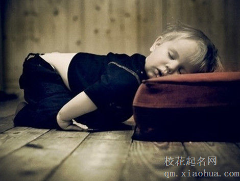 梦见自己洗头照镜子被烫伤 人挥动着剑砍自己的头