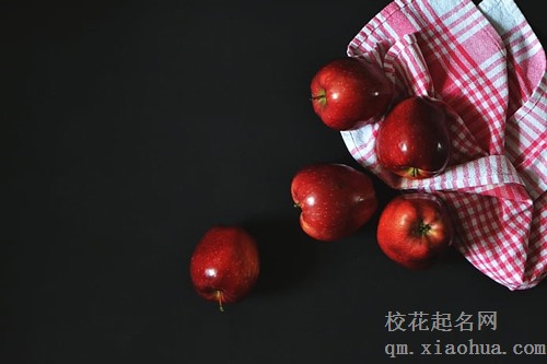 梦见自己捡苹果吃苹果