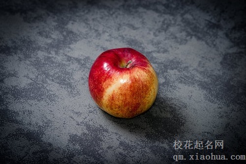 梦见女儿偷吃别人家树上到苹果