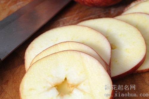 梦见地里树上结满苹果