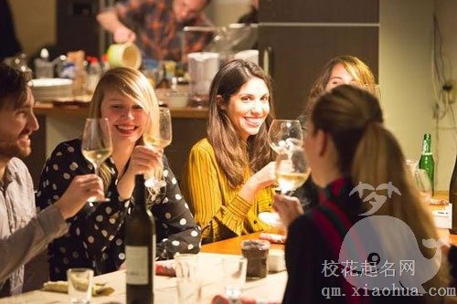 梦见自己跟朋友吃饭