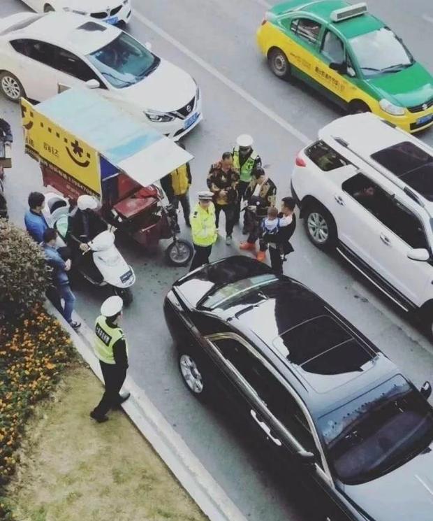 快递小哥追尾劳斯莱斯被赔3万