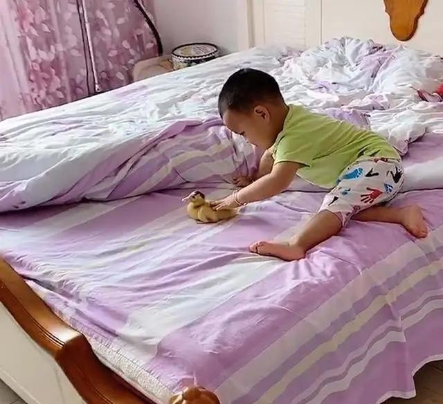 小朋友想去烤鸭妈妈给她买了一只
