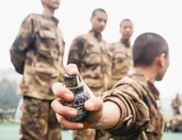 原创手榴弹爆炸前，用钢盔盖住并压在身下，可以保住性命吗？