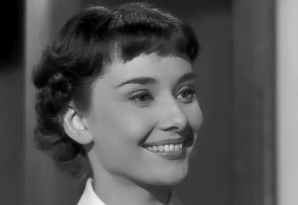 原创赫本是上世纪50年代的偶像剧女主，为何在新世纪成为了时代女神？