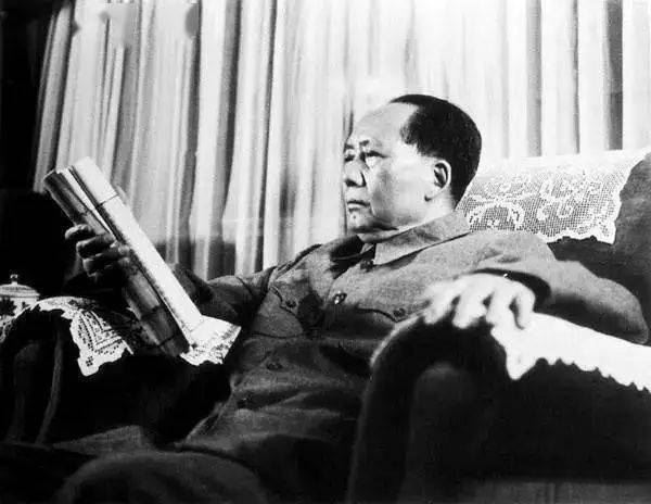 毛主席生前读的最后一本书，三十余年一直带在身边，看完让人沉默！