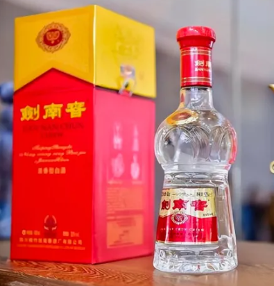 清香和浓香哪个好喝？横评水晶剑、泸特和汾青花20 