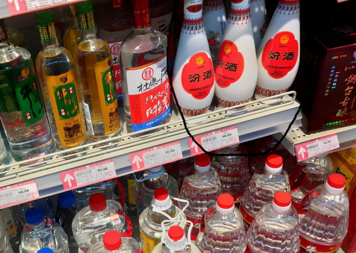 廉价又好喝的白酒，每一款口感都十分不错，却放在货架积满灰 