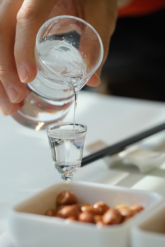 10种提高酒量的实用方法让你在酒桌上更加从容不迫