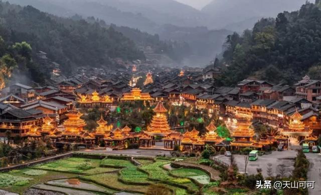 贵州人有一种奇怪的饮酒现象。 他们喜欢茅台和国台，但他们也喜欢其他3种便宜的酒