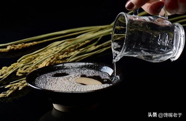 勾兑酒=假酒？ 专家：这个说法不准确，纯粮酒也需要勾兑！