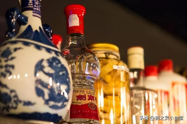 如何鉴别酒精勾兑酒？ 只需一滴食用油，看看老酒友是如何操作的