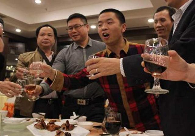 酒桌上的两款热门“中档白酒”，50元纯粮酒，你喝过吗？