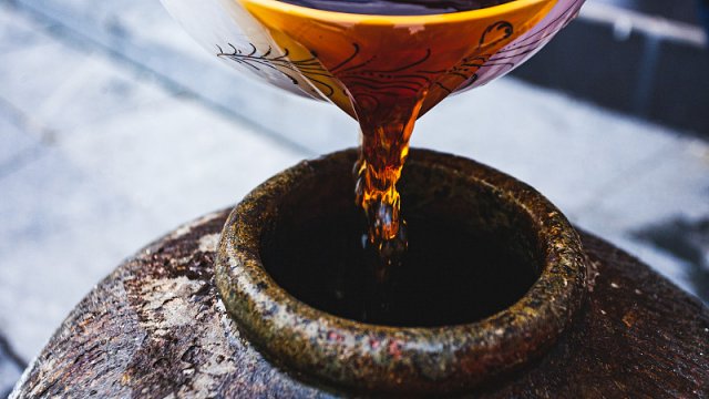 泡黄酒阿胶的正确方法是选择好的黄酒和阿胶