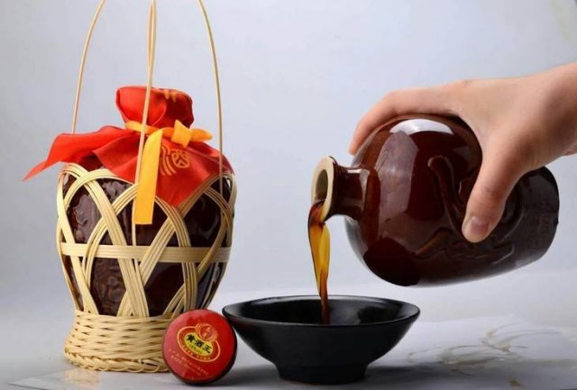 信阳黄酒以其优质的原料和精湛的酿造工艺而闻名 