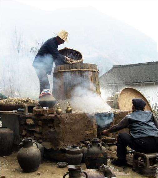 农村酿酒一年能挣多少钱？我们看看他怎么说