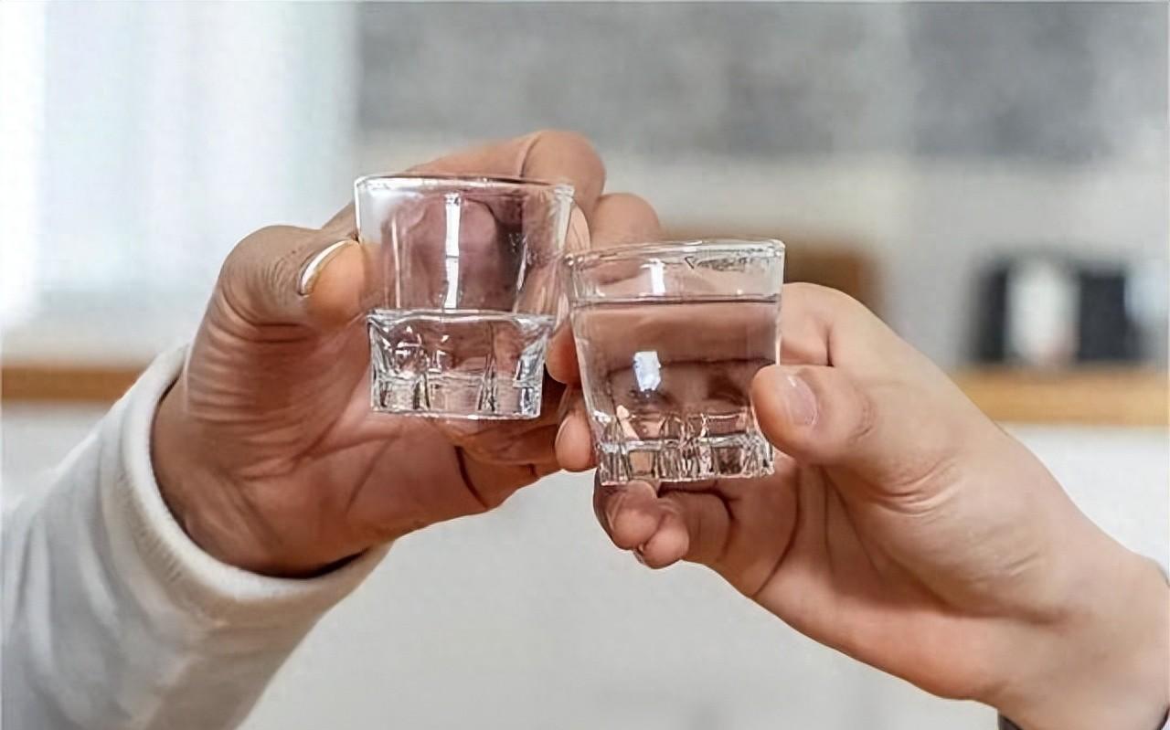 职场智慧大展现：如何在酒桌上巧妙向领导敬酒，轻松展现你的高情商魅力！