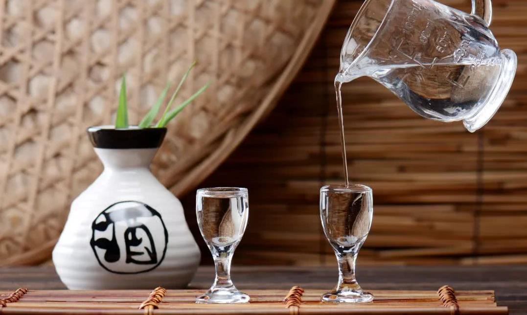 揭秘“早酒”文化：除了夜晚，喝早酒有何魅力？早酒背后的历史与现代意义