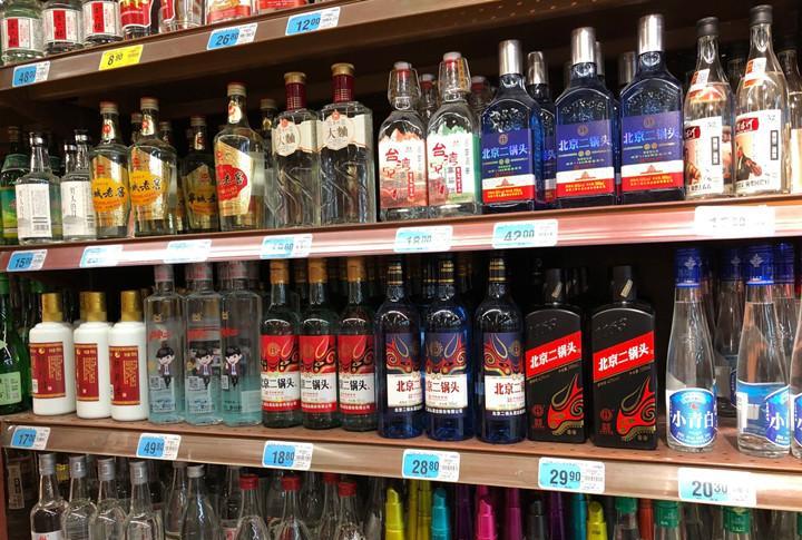 买白酒须警惕：瓶身若有“食用酒精”字样，慎选勿购！