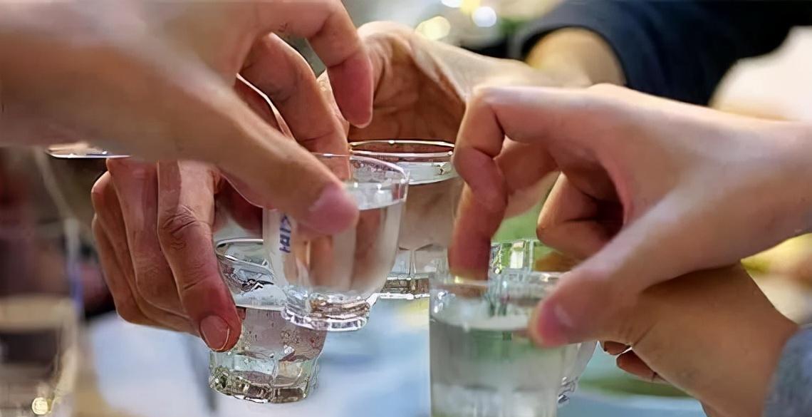 白酒新旧观念碰撞：年轻人为何疏离，老一辈却钟爱有加？