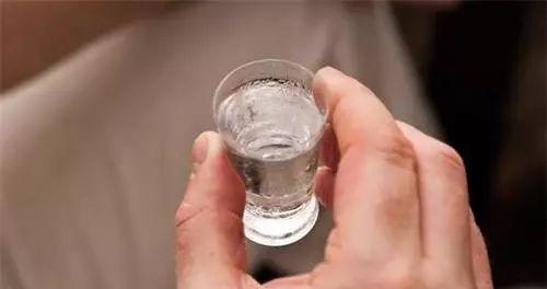 口感揭秘：高粱、大米、玉米酒如何区分？