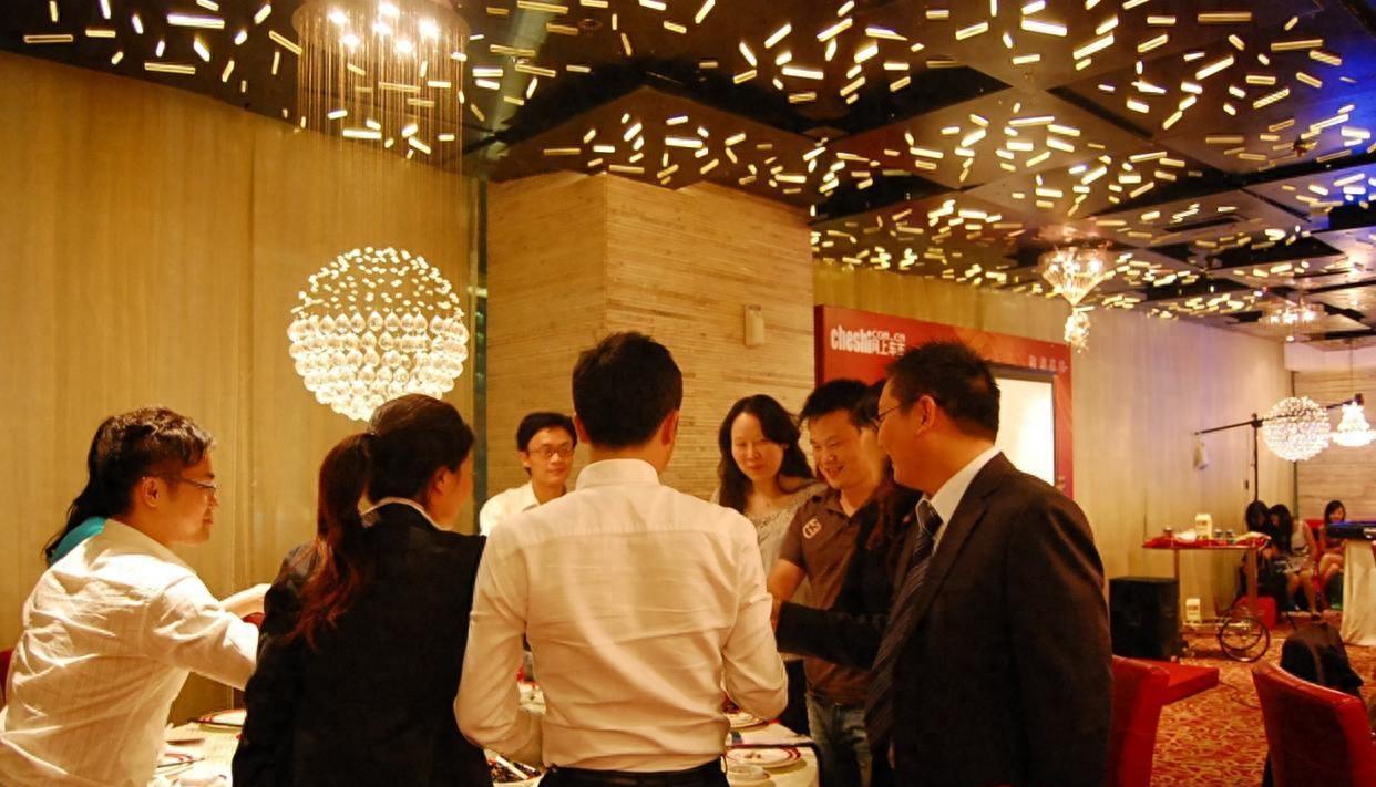 酒桌艺术：揭秘敬酒顺序，掌握这三点让您成为酒桌达人