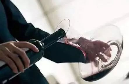 一分钟掌握葡萄酒醒酒技巧：一张图教你正确醒酒