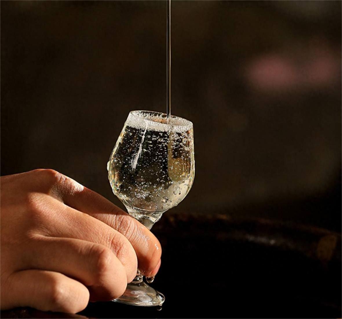 窖藏秘境：探秘窖龄酒与年份酒的区别之谜