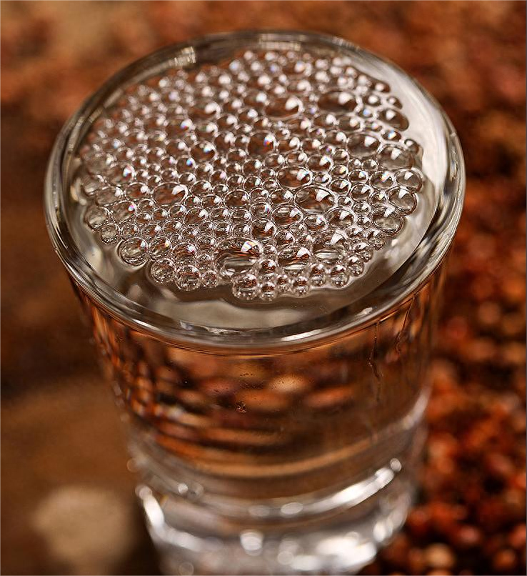 白酒之辣：揭秘烈酒的辣味来源与产生机制