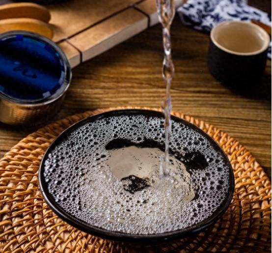 白酒封存10年未拆封，究竟能否畅饮？酿酒专家揭秘，解答你的疑惑！