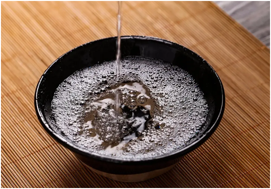 酒桌新人必修课：三大礼仪轻松学，赢得好人缘，避免尴尬