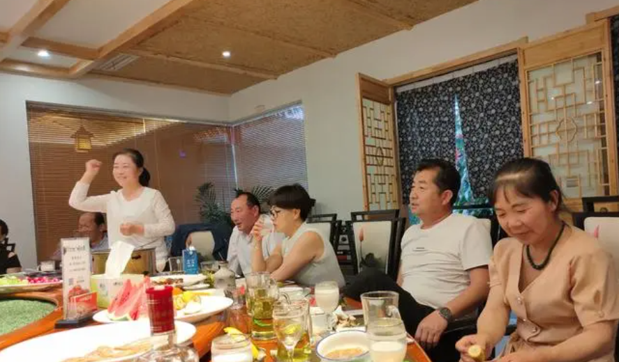 酒桌慎言：年长之后，这三句话再亲也别提，伤感情！