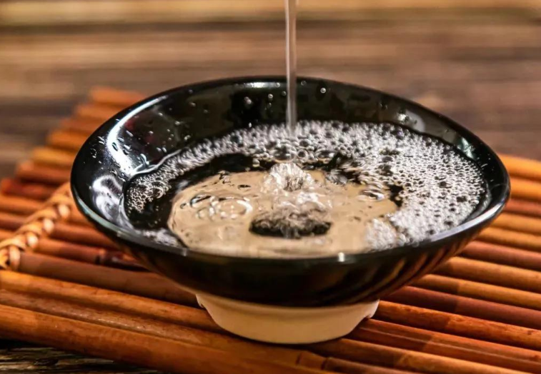 贵州人酒桌必备：五款高性价比白酒，好喝不贵，行家热捧 