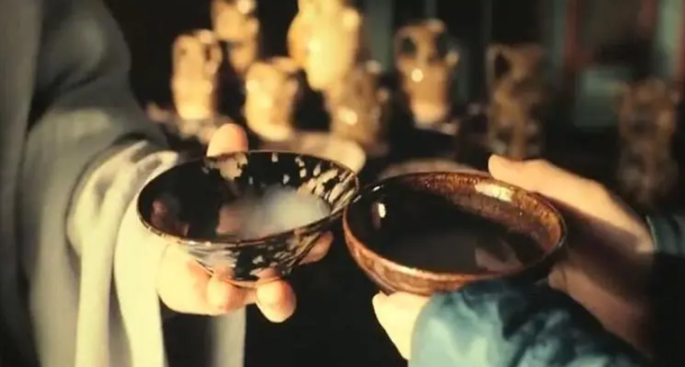 揭秘“干杯”三大用意：为何喝酒时人们热衷此举？