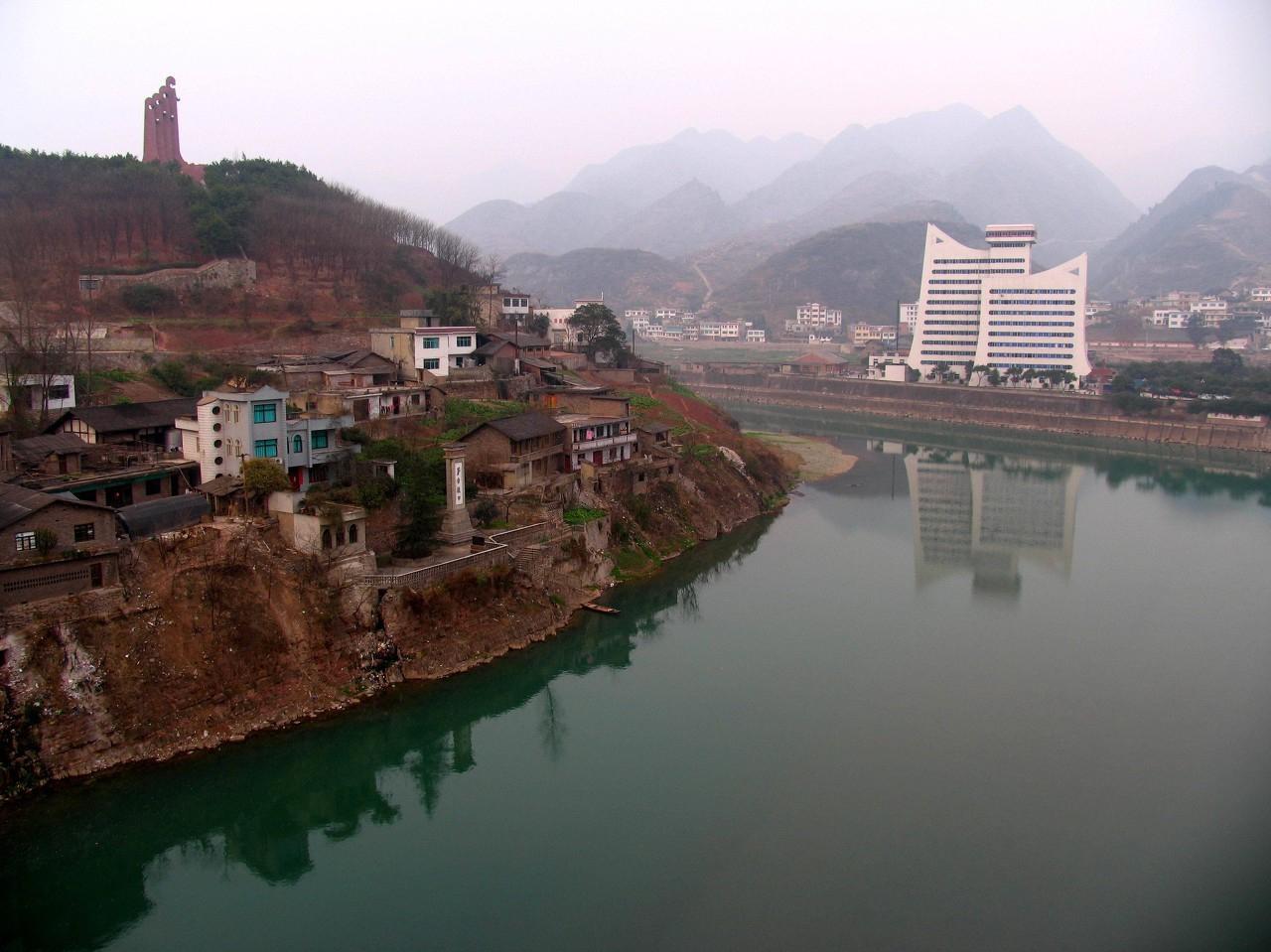 茅台镇酱香酒酿造之谜：为何此地能孕育卓越品质？ 