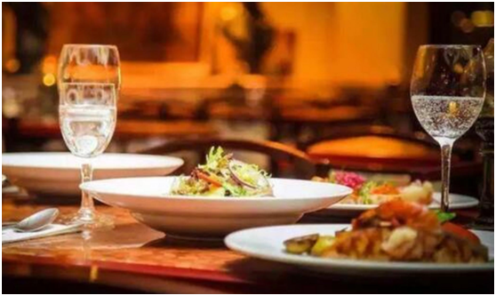 酒桌识人术：这3种“小动作”的人，面善心狠需远离 