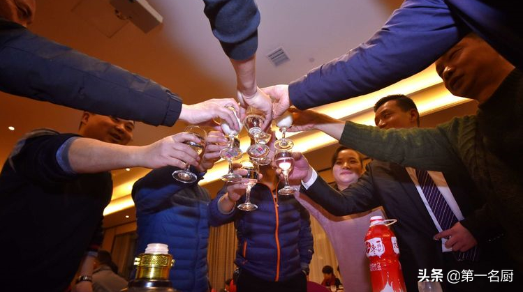 警惕！这3种“高档”白酒实为智商税，费钱又失面，慎选！