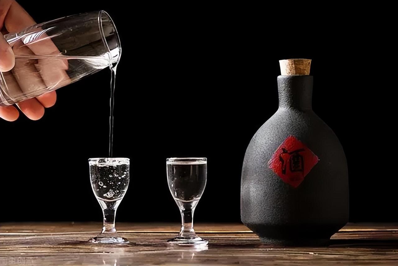 揭秘鉴酒方法：手搓、兑水、火烧，哪个靠谱？一文解析！ 