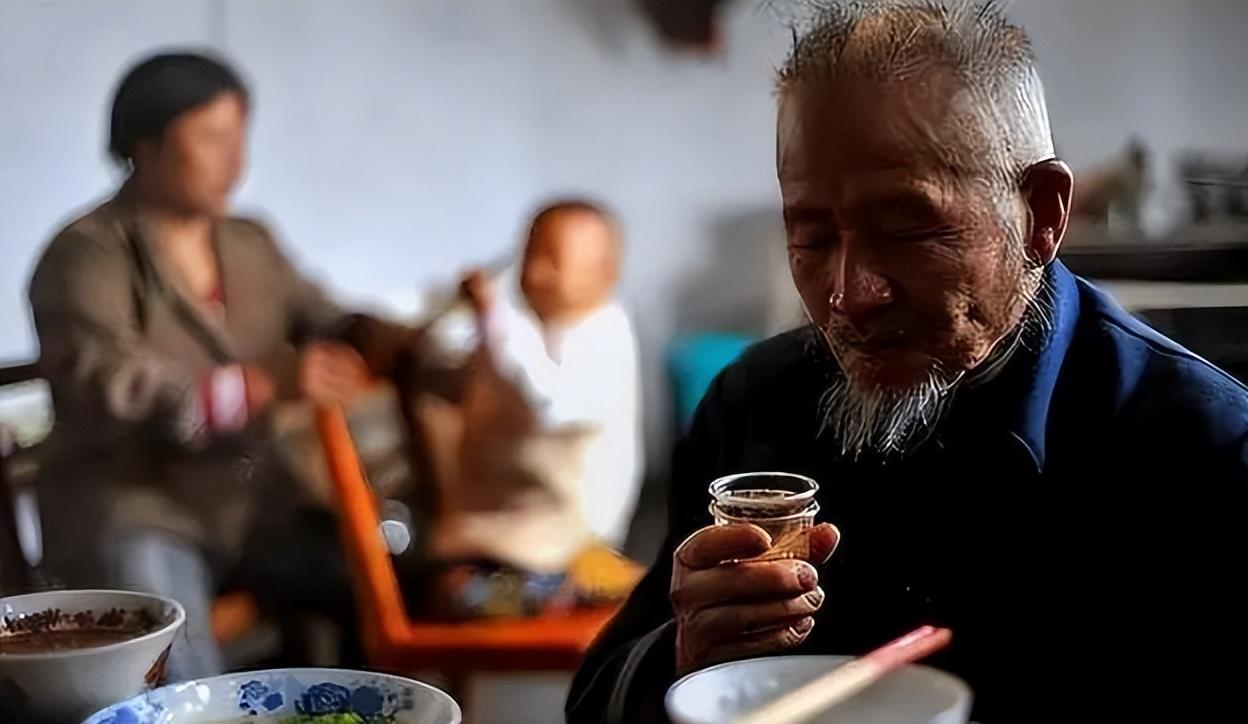 年龄增长，酒瘾难戒？但这3类酒千万别碰，劣质伤身不建议！